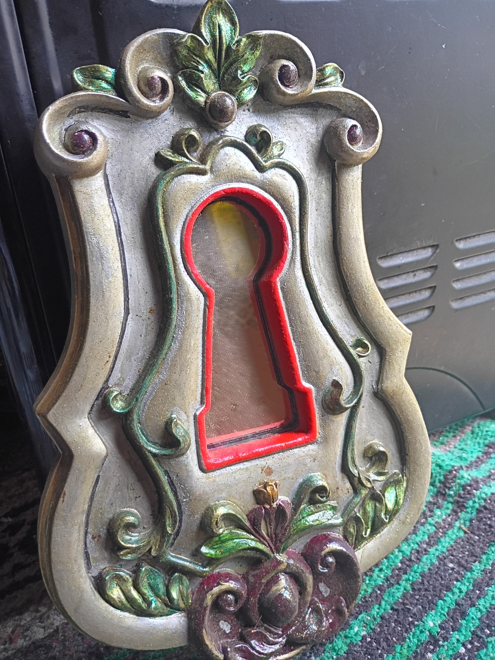 Ornate Keyhole Wall Accent in Gold and Red